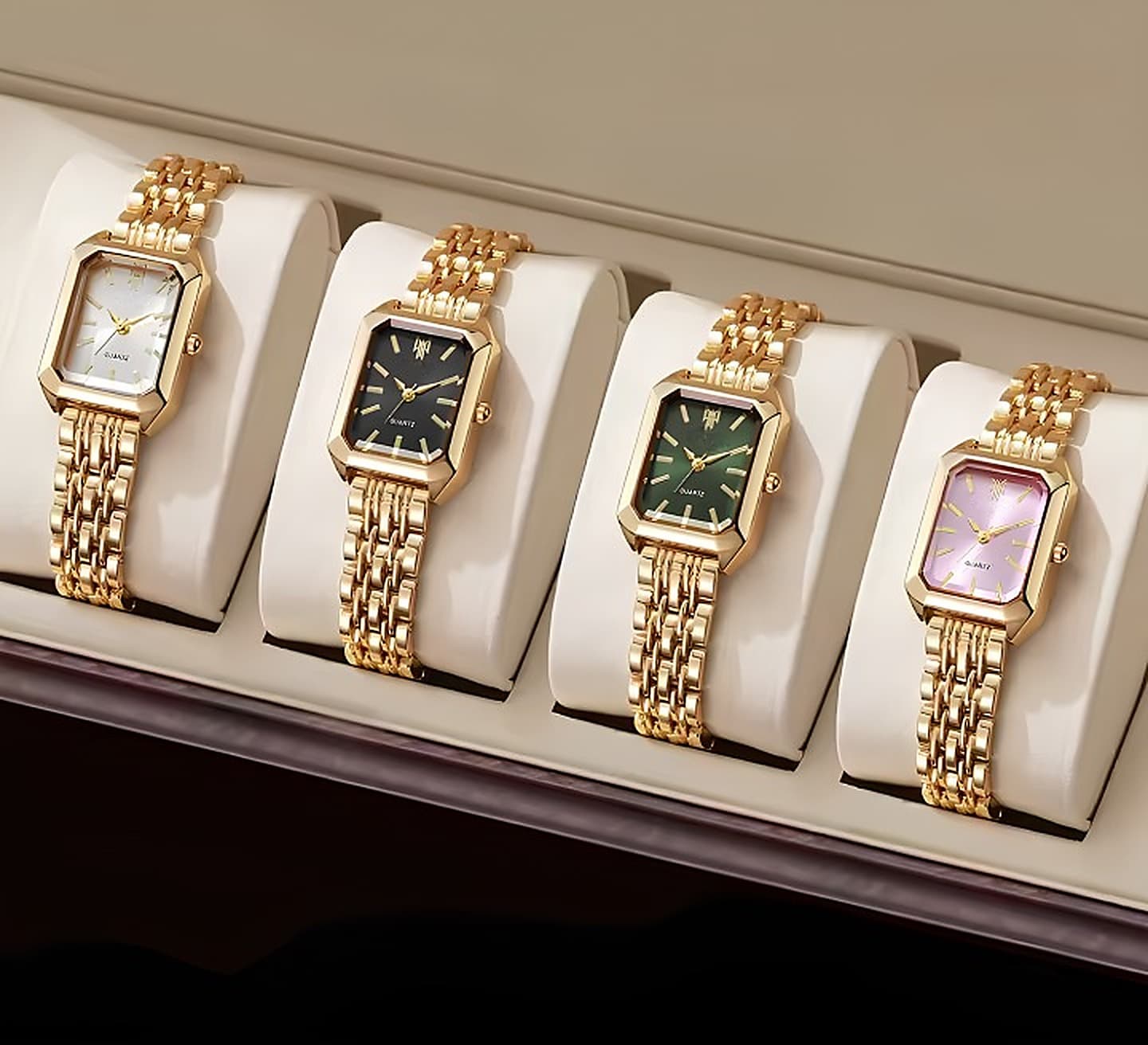 Quatre montres dorées avec cadran diversement coloré