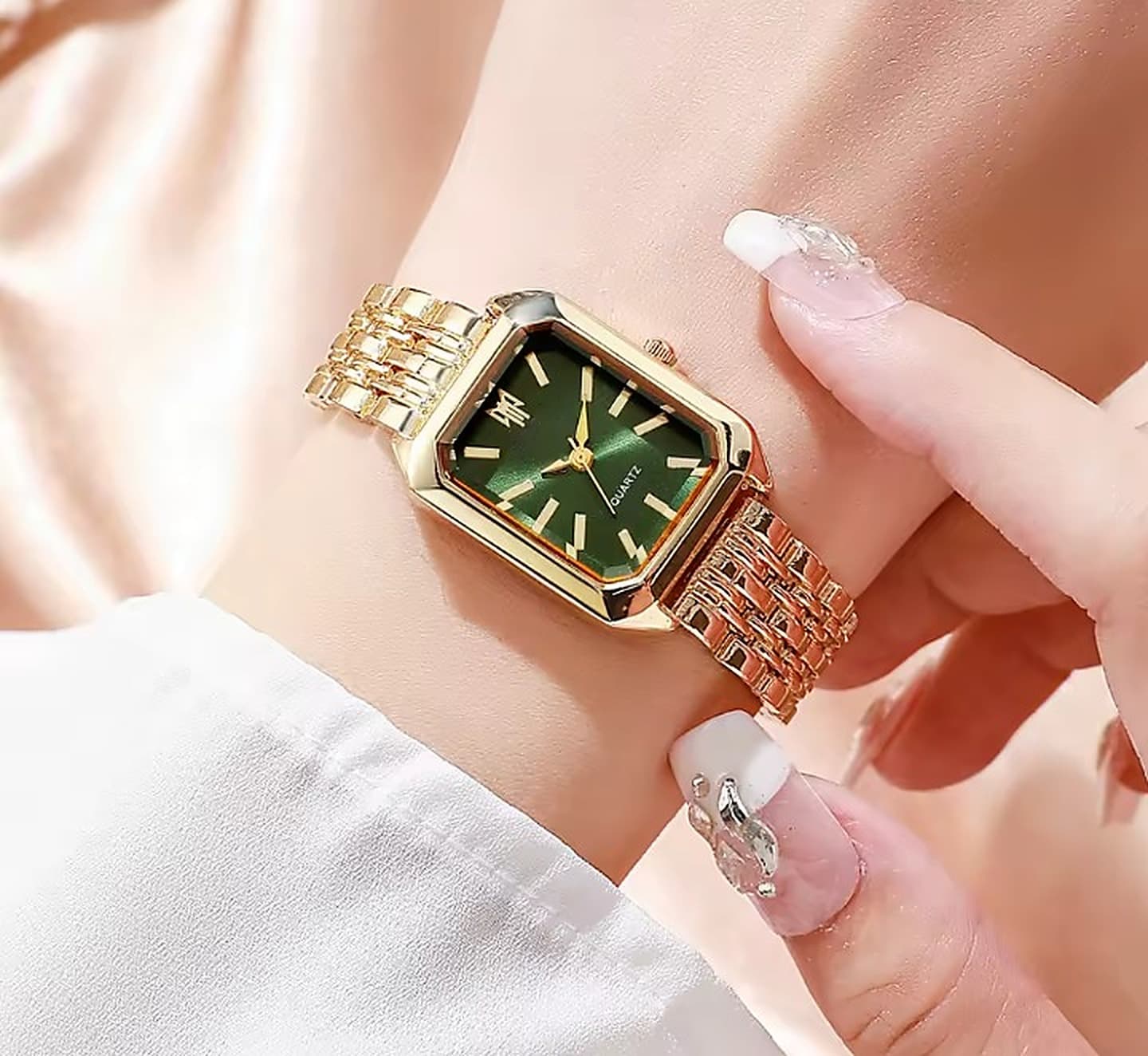 Montre femme rectangulaire Old Money au poignet
